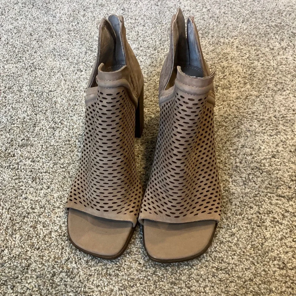 Vince Camuto Katrina Tan Suede Perforated Peep Toe Block Heel Booties 4M Edgy